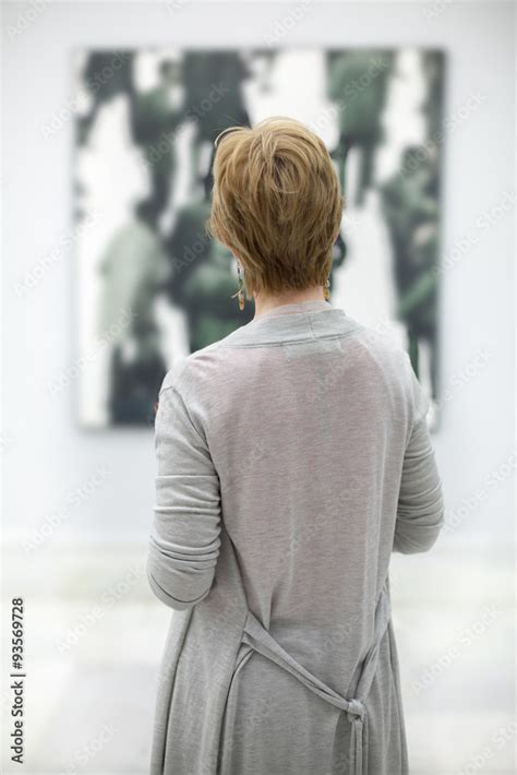 Foto De Mujer Mirando Un Cuadro En El Museo Do Stock Adobe Stock