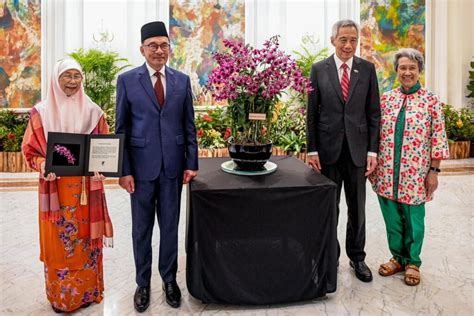 GALERI GAMBAR PM ANWAR TIBA DI SINGAPURA UNTUK LAWATAN RASMI