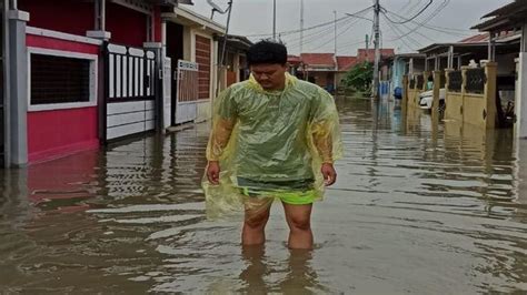 Hujan Deras Seharian Karawang Dikepung Banjir Bpbd Mendata Permukiman