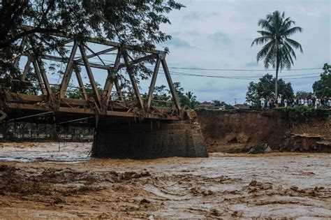 Banjir Bandang Rendam Ribuan Rumah Dan Hancurkan Jembatan Di Lebak