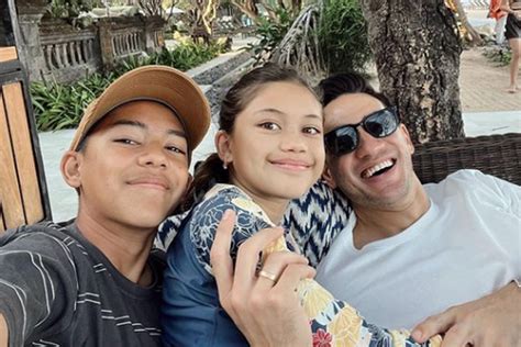 Hari Ayah Nasional Inilah 7 Hot Daddy Yang Kegantengannya Bertambah Saat Momong Anak