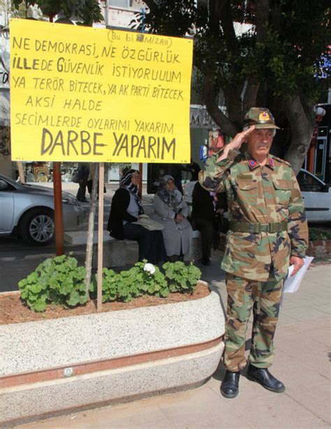 Mersinde tek kişilik eylemleriyle tanınan emekli polis Emin Kocaaslan