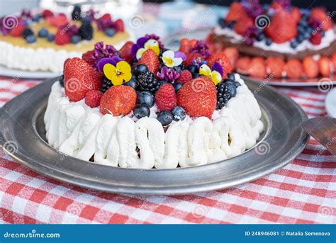 Tarta Casera Con Bayas De Crema Batida Y Postre De Flores Comestibles