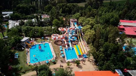 Ocho hectáreas de áreas verdes seis piscinas y un tobogán tornado El