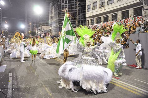 Desfile Das Escolas De Samba Atrai Milhares De Pessoas Par Flickr