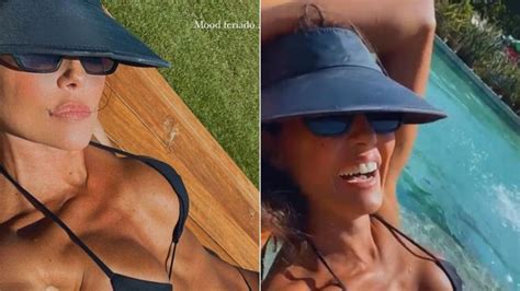 Deborah Secco curte manhã na beira da piscina e renova o bronzeado