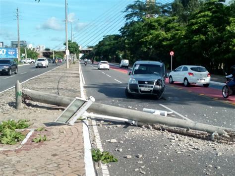 G1 Motorista Perde Controle Do Carro E Derruba Poste Na Av Raul