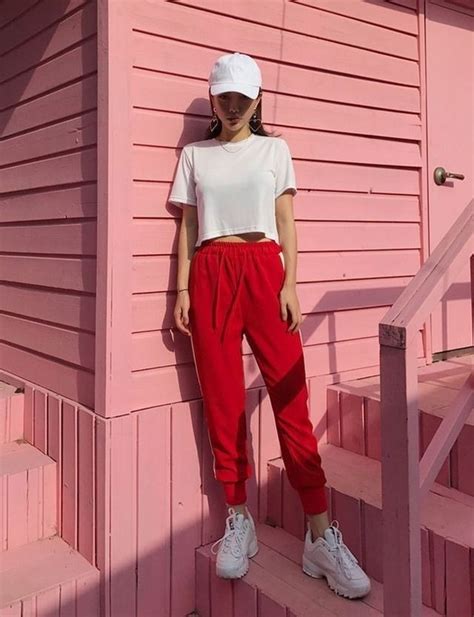 7 Ide Casual Outfit Bertema Merah Putih Sambut Perayaan Hari