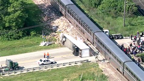 Photos Amtrak Train Strikes Truck Abc7 Chicago