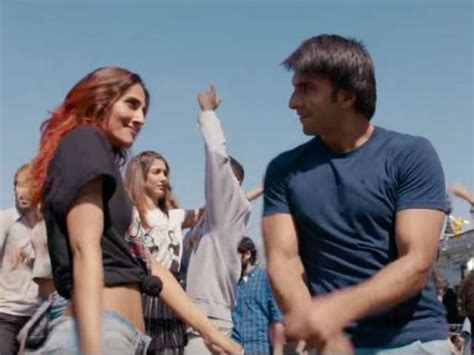 Befikre Dance Off: Ranveer Singh vs Vaani Kapoor in Nashe Si Chadh Gayi - NDTV Movies