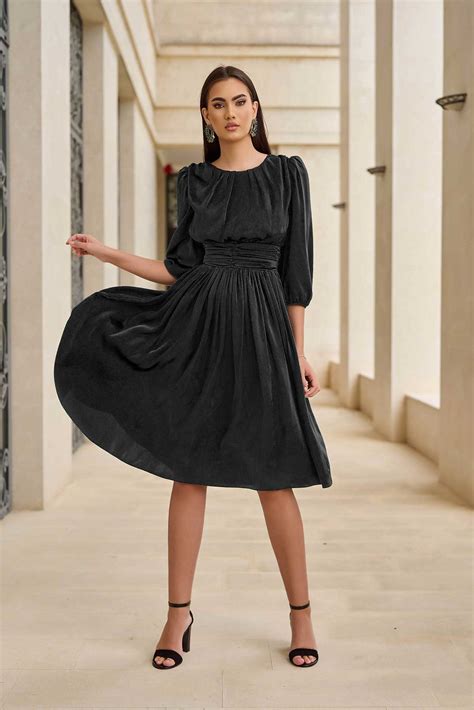 Rochie Din Satin Neagra Midi In Clos Cu Maneci Trei Sferturi Bufante