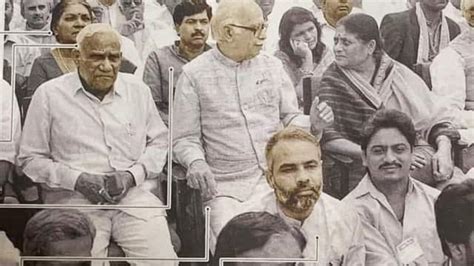 27 Year Old Photo Of Narendra Modi Sitting On The Floor Is Going Viral