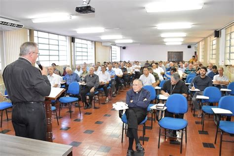 Em Retiro Anual Clero Da Arquidiocese De Goi Nia Exercita O M Nus De