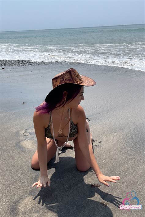 Naughty Girlfriend Lily Adams Shows Her Pussy Up Close With Her Tampon On CoedCherry