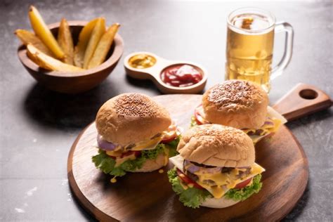 Sabrosas Hamburguesas Caseras A La Parrilla Con Carne De Res Tomate