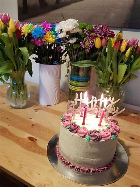 Flower Ring Cake Buttercream Roses Ring Cake White Buttercream