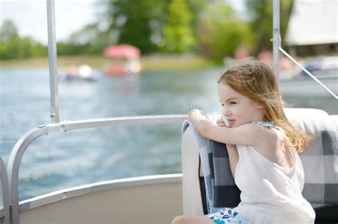 Petite Fille Ayant L Amusement Sur Un Voilier Photo Stock Image Du