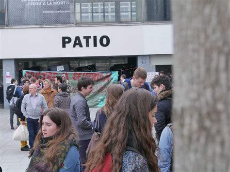 Le Patio Bloqué Par Les étudiants En Lutte De Luniversité De Strasbourg