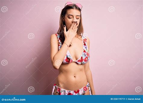 Joven Hermosa Mujer De Vacaciones Con Bikini Y Gafas De Sol Sobre Fondo