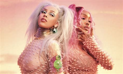 Doja Cat e SZA estão em outro planeta no clipe de Kiss Me More