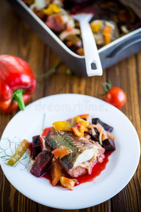 Estofado De Pescado Con Remolacha Y Otras Verduras En El Plato Imagen