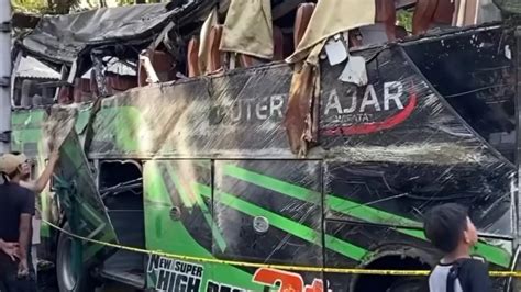 Meninggal Berpelukan Dimas Dan Mahesa Korban Bus Terguling Subang