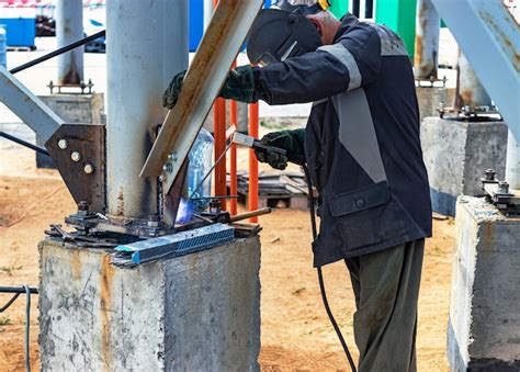 Trabajador Cortando Placa De Metal Con Soplete De Corte De Gas En Un