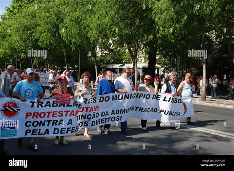 Comemora Es Do De Abril Em Lisboa Stock Photo Alamy