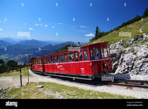 SCHAFBERG ÖSTERREICH 3 AUGUST 2022 Menschen fahren mit der