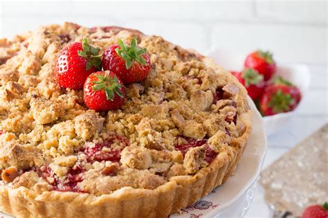 Rhubarb And Strawberry Crumb Pie Erren S Kitchen