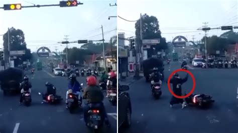 Viral Dengar Sirine Damkar Wanita Panik Tinggalkan Motor