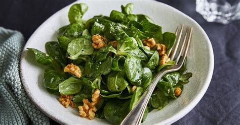 Feldsalat mit Walnüssen einfach lecker DasKochrezept de