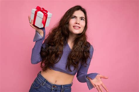 Foto De Una Atractiva Brunette Emocional Jovencita Aislada Sobre Una Pared De Fondo Rosa Con