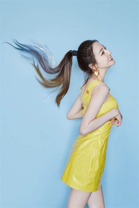 Body và nhan sắc cực phẩm của Địch Lệ Nhiệt Ba Được tung hô là tiểu Hoa 9X hot nhất Cbiz là