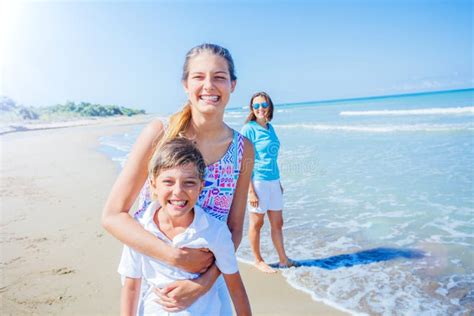 Les Enfants Adorables Ont L Amusement Sur La Plage Photo Stock Image