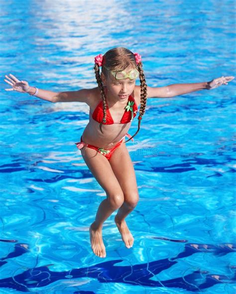 Mädchen Mit Schutzbrillen Roter Badeanzug Im Swimmingpool Stockbild