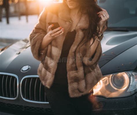 Junger Brunette Ohne Das Gesicht Das Nahe Der Maschine Steht Stockfoto