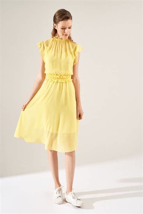 Желтое летнее платье