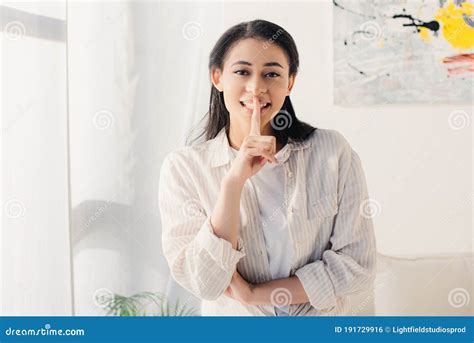 Mujer Latina Mirando La Cámara Y Mostrando Gesto De Silencio Foto de archivo Imagen de sombras