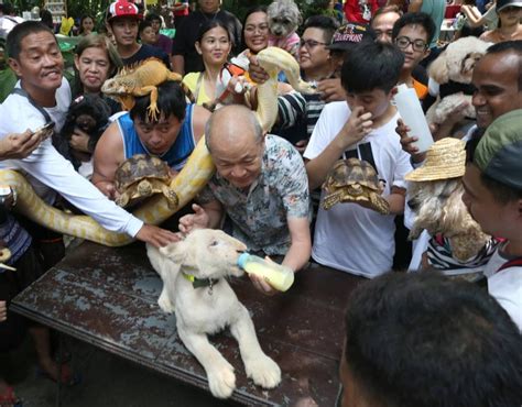 Priest blesses Malabon Zoo animals | The Manila Times