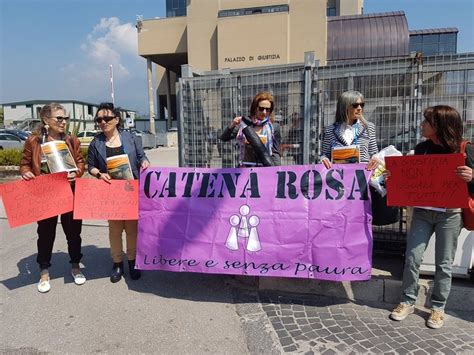 Torre Annunziata Sit In Fuori Al Tribunale Stop A Violenza Sulle