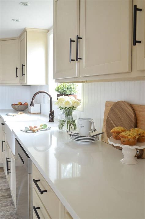 Farmhouse Style Kitchen Makeover With White Quartz Countertops And