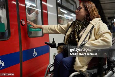 Subway Car Door Photos Et Images De Collection Getty Images