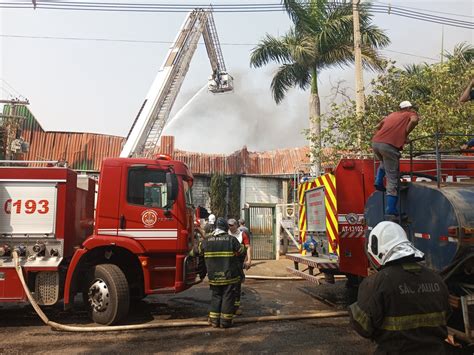 Incêndio de grandes proporções destrói barracão de empresa em