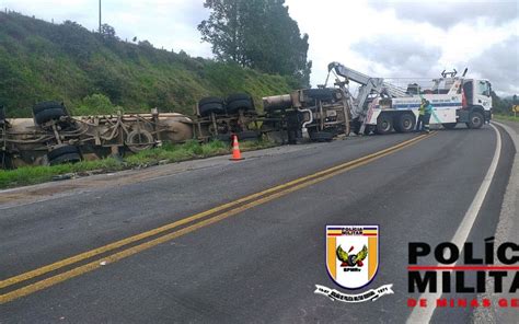 Motorista Morre Ap S Tombar Carreta Carregada Toneladas De