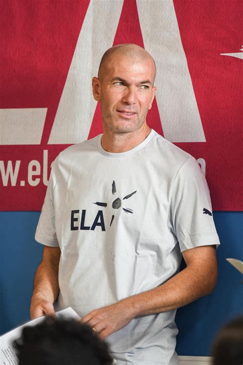 Photo Zinedine Zidane Lors De La Lecture De La Dict E Ela Aux L Ves