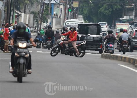 Motor Melawan Arus Di Jalan Brigjen Katamso Jakarta Foto 1 1875210