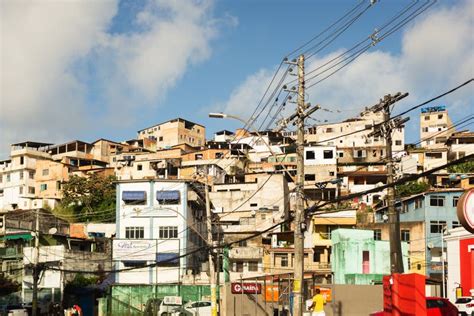 Vis O Urbana Dos Bairros Mais Pobres De Salvador Casa Na Colina E