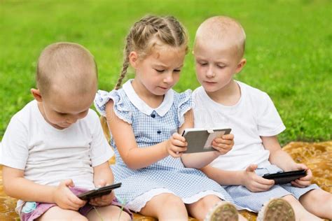 Juego De Niños Feliz En Los Aeroplanos De Papel Imagen De Archivo