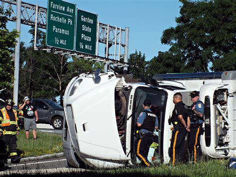 Box Truck Crash Closes Route 17 Route 4 Exit Ramp In Paramus